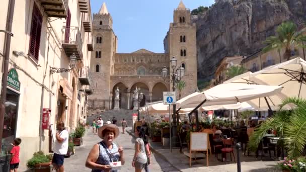 Mensen wandelen in Cefal en bezoeken de oude stad, Cefal kathedraal — Stockvideo