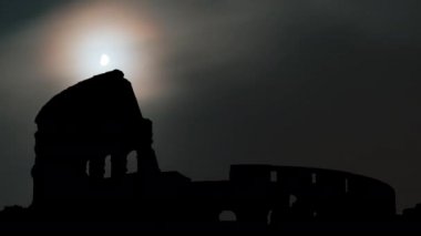 Roma Kolezyumu, gece vakti dolmuş ay ve bulutlar
