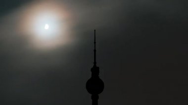 Gece Berlin Kulesi Ay 'ın ve bulutların zaman geçişi