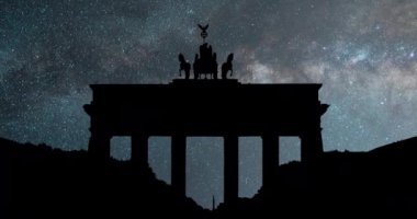 Brandenburg Kapısı, gece, Berlin, Almanya. Yıldızların zaman aşımı