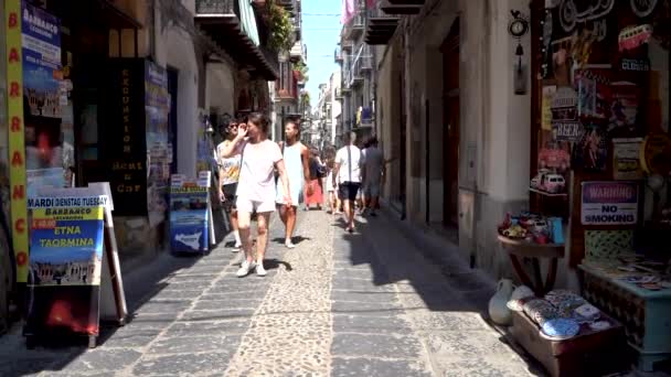 Toeristen bezoeken de stad Cefal, de oude stad — Stockvideo