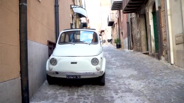 Ένα παλιό Fiat 500 στη Σικελία — Αρχείο Βίντεο