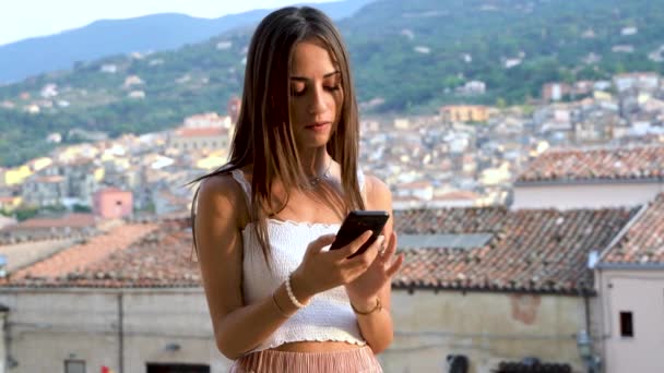 Chica Morena Joven Mensajes Texto Teléfono Inteligente Sonriendo — Vídeos de Stock