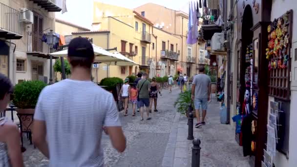 Ludzie chodzący ulicami Cefal — Wideo stockowe