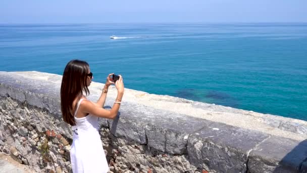 Belle Fille Brune Prenant Des Photos Sicile Mer Méditerranée — Video