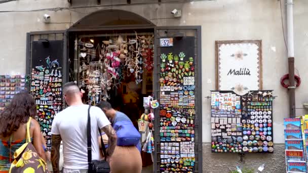 Mensen die souvenirs kopen in het historische centrum van Cefal — Stockvideo