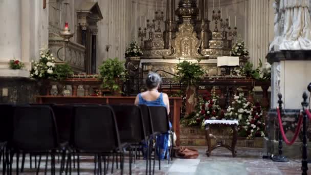 Woman praying in a Church in Sicily — 비디오