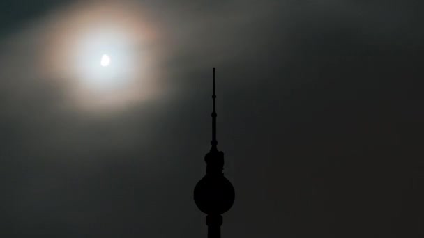 Toren Van Berlijn Nachts Time Lapse Van Maan Wolken — Stockvideo