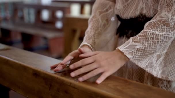 Elégante fille priant dans une église — Video