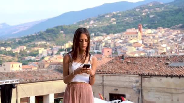 Tonårstjej Som Använder Sin Smartphone Siciliansk Stad — Stockvideo