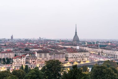 Torino, İtalya 'da gün batımı. Güneş battığında yukarıdan görülen köstebek Antonelliana.
