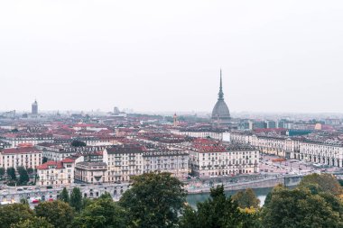 Torino, İtalya 'da gün batımı. Güneş battığında yukarıdan görülen köstebek Antonelliana.
