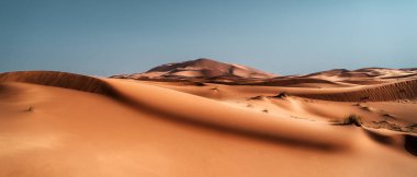 21: 9 Sahra Çölü, Fas, Merzouga 'nın panoramik ve sinematik görüntüsü