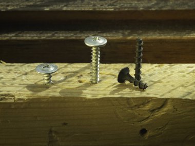 cıvata ve vidalar DIY ve yeni vida veya bolts.working araçlarını marangozluk ve ev Diy.and çelik vidalar kendi kendine dokunarak bir ahşap iş bench.concept üzerinde