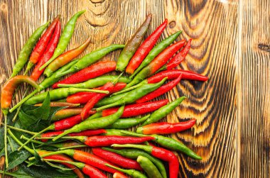 kırmızı yeşil sıcak biber biber üstünde a ahşap yüzey özgür yer üstünde sağa ve yukarıdan