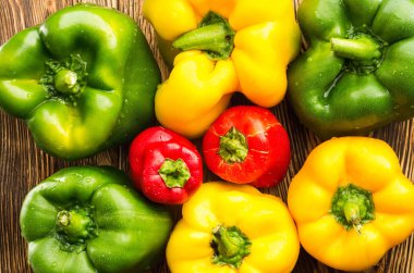 tatlı biber yeşil sarı kırmızı üstten görünüm.
