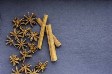 sağda kayrak üzerine tarçın ve anasonu üstten görünüm kopya alanı