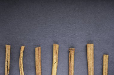 Tarçın üstten görünüm kopya alanı üstünde belgili tanımlık tepe üzerinde kayrak desen