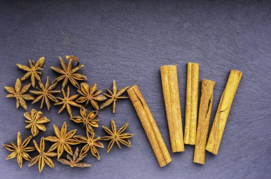 Tarçın ve anasonu yukarıdan sol ve sağda kayrak dağınık