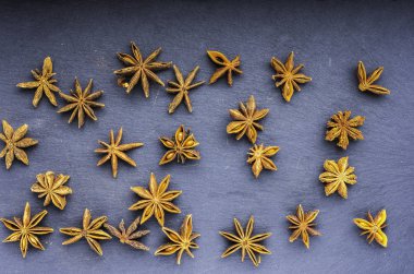 Yıldız anason üstten görünüm kayrak üzerinde dağınık.