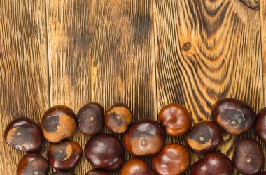 birçok kestane meyve bir ahşap masa üstü görünümü yer alır. en iyi kopya alanı