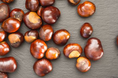 eğik çizgi üstten görünüm her yerde bir tepside bulunan kestane meyve