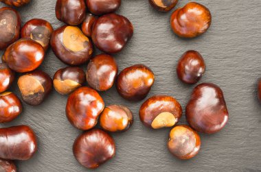 eğik çizgi etrafında bir tepside bulunan kestane meyve