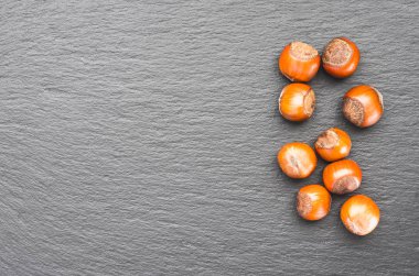 Fındık fındık. yukarıdan görüntüleyin. Kayrak bir tepside. kopya alanı solda.