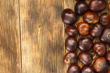 birçok kestane meyve üzerinde eski bir ahşap masa yukarıdan sol kopya alanı yer alır.