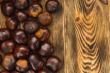 birçok kestane meyve bir ahşap masa üstten görünüm doğru kopya alanı üzerinde yer alır.