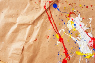 Kağıt üzerinde beyaz ve mavi ve sarı ve kırmızı leke.