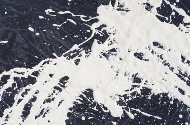 bir beton dokulu yüzeyi beyaz dökülmüş boya lekesi.