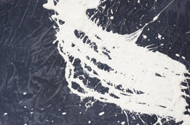 bir beton dokulu yüzeyi beyaz dökülmüş boya lekesi.