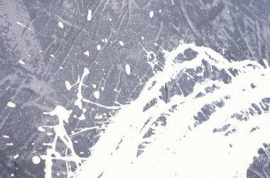 bir beton dokulu yüzeyi beyaz dökülmüş boya lekesi.