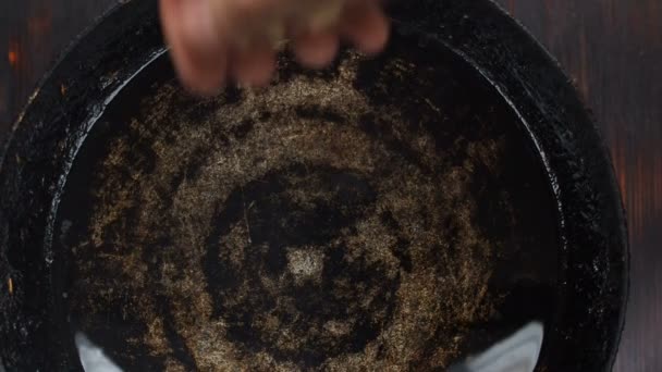 古い鋳鉄鍋で焙煎にんにく — ストック動画
