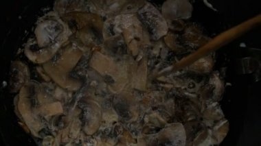 eski bir dökme demir Pan kavurma sarımsak ve champignon mantar