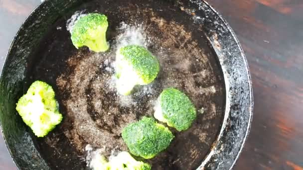 Grigliare i broccoli in una padella di ghisa con fagioli e mais. rallentatore — Video Stock