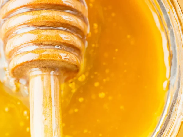 蜂蜜トップビューのためのガラス瓶スターラーで蜂蜜 — ストック写真