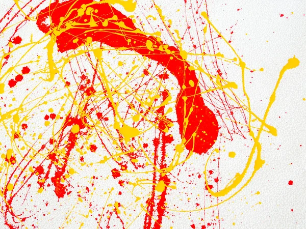 Spruzzi di vernice rossa e gialla su sfondo bianco — Foto Stock