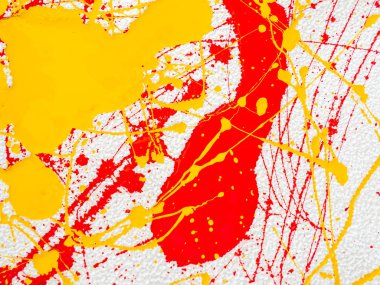 beyaz bir arka planda kırmızı ve sarı boya sıçramaları