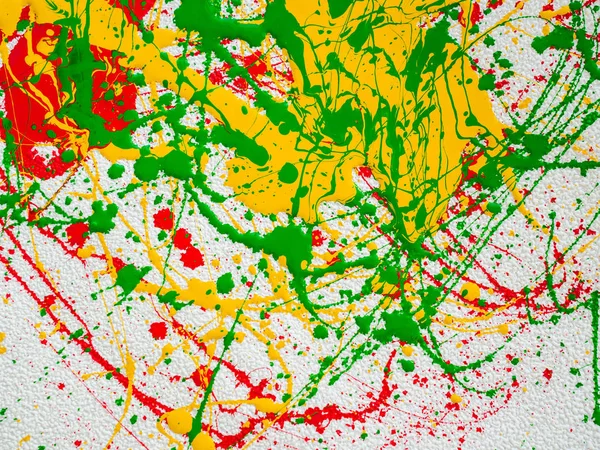 Spruzzi di vernice verde rossa e gialla su sfondo bianco — Foto Stock