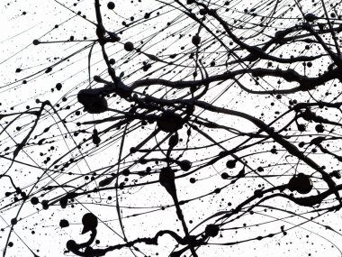 Dökülme beyaz arka plan üzerinde izole siyah çizgi boya düşer. Akan fuel oil sıçramaları, damlalar ve iz