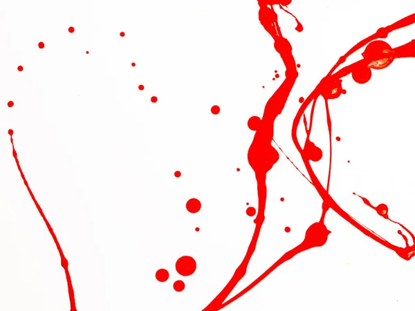 Капельницы красной краски и всплеск на белом фоне — стоковое фото