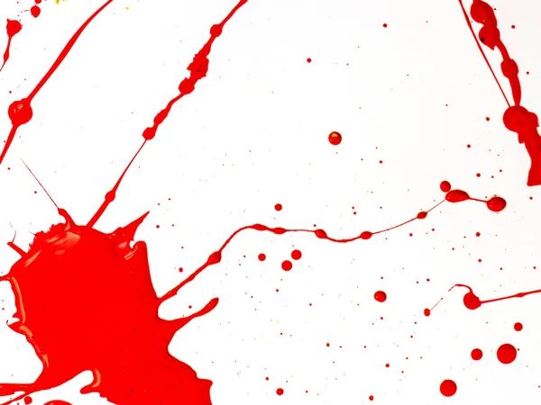 Goccioline di vernice rossa e spruzzi su sfondo bianco — Foto Stock