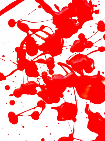 Kırmızı Boya Damlaları ve Beyaz arka plan üzerinde sıçrama — Stok fotoğraf