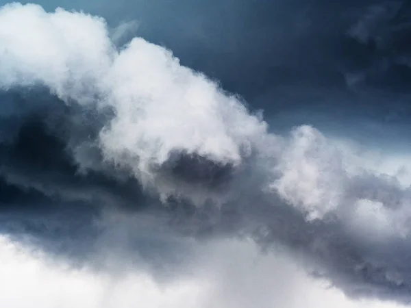 Nubes de cúmulos oscuros diagonalmente antes de una tormenta eléctrica — Foto de Stock