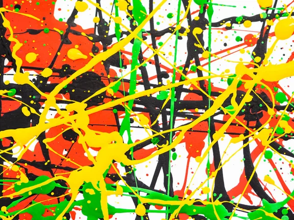 Konst stänkte spillt gul grön röd svart färg. Expressionismen. — Stockfoto