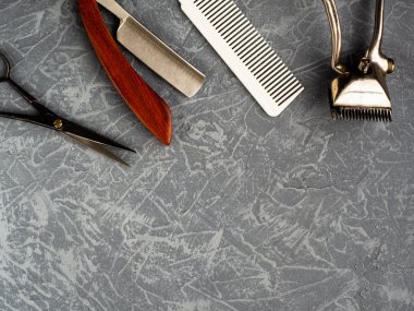 Gri beton arka planda sakal berber kesme araçları üst görünümü