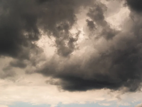 Tempestade pesada cumulus. no fundo você pode ver o céu azul — Fotografia de Stock