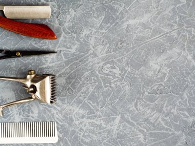 Sakallı berber dükkanının üst manzarasını kesmek için araçlar